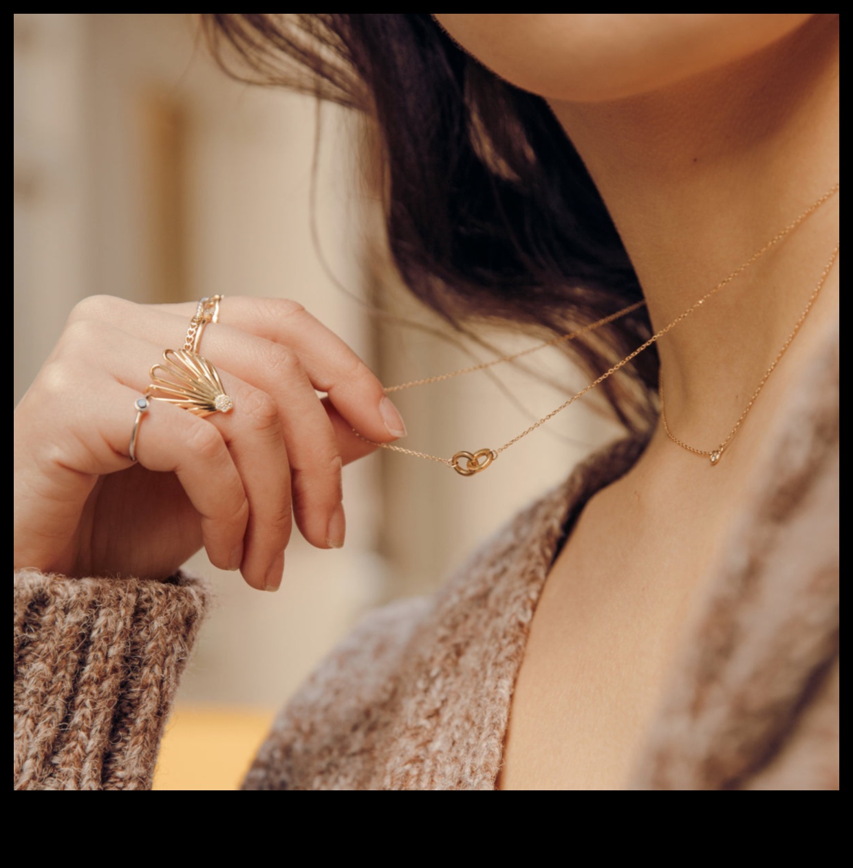 Μινιμαλιστικό κομψό κόσμημα The Understated Allure of Less 4 Understated Allure: Embrace Minimalist Chic στα κοσμήματα