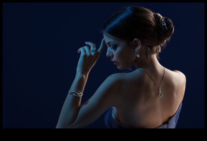 Sculpted Splendor Διακοσμήστε τον εαυτό σας με την τέχνη των δημιουργιών μας με γλυπτά κολιέ