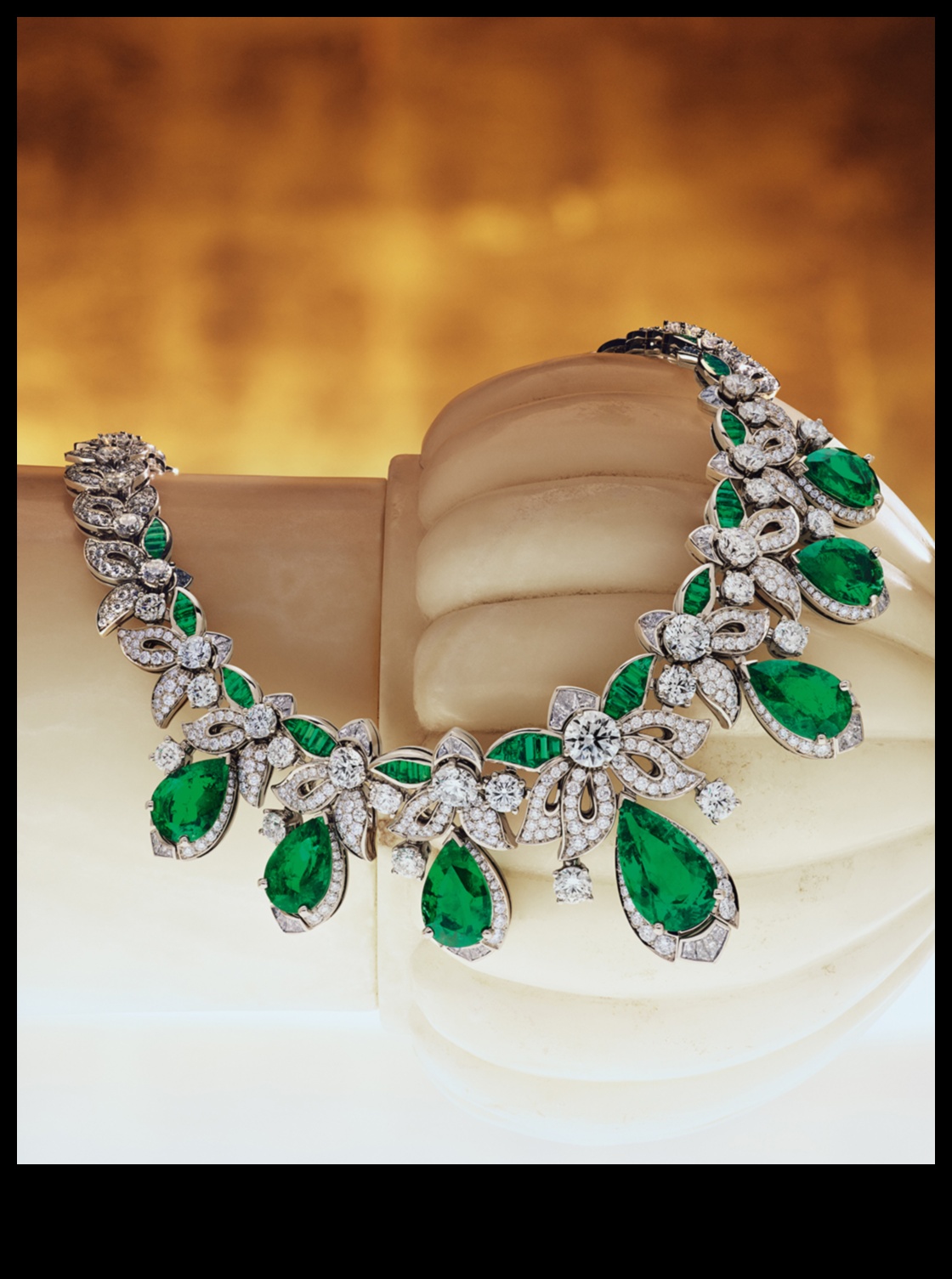 Majestic Splendor: Στέψτε τον εαυτό σας με τη συλλογή μας Majestic Necklace