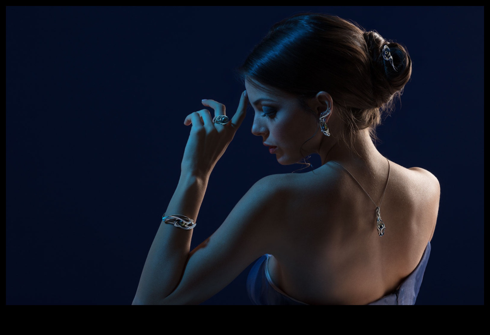 Sculpted Splendor: Διακοσμήστε τον εαυτό σας με την τέχνη των δημιουργιών μας με γλυπτά κολιέ